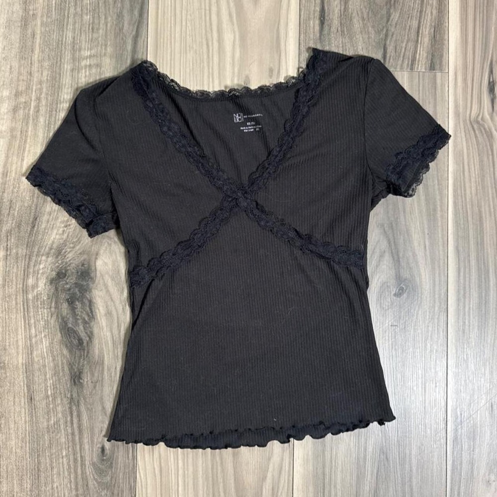 No Boundaries Black Ribbed Lace Trim V-Neck Short Sleeve Top XS 1 Lettuce Hem